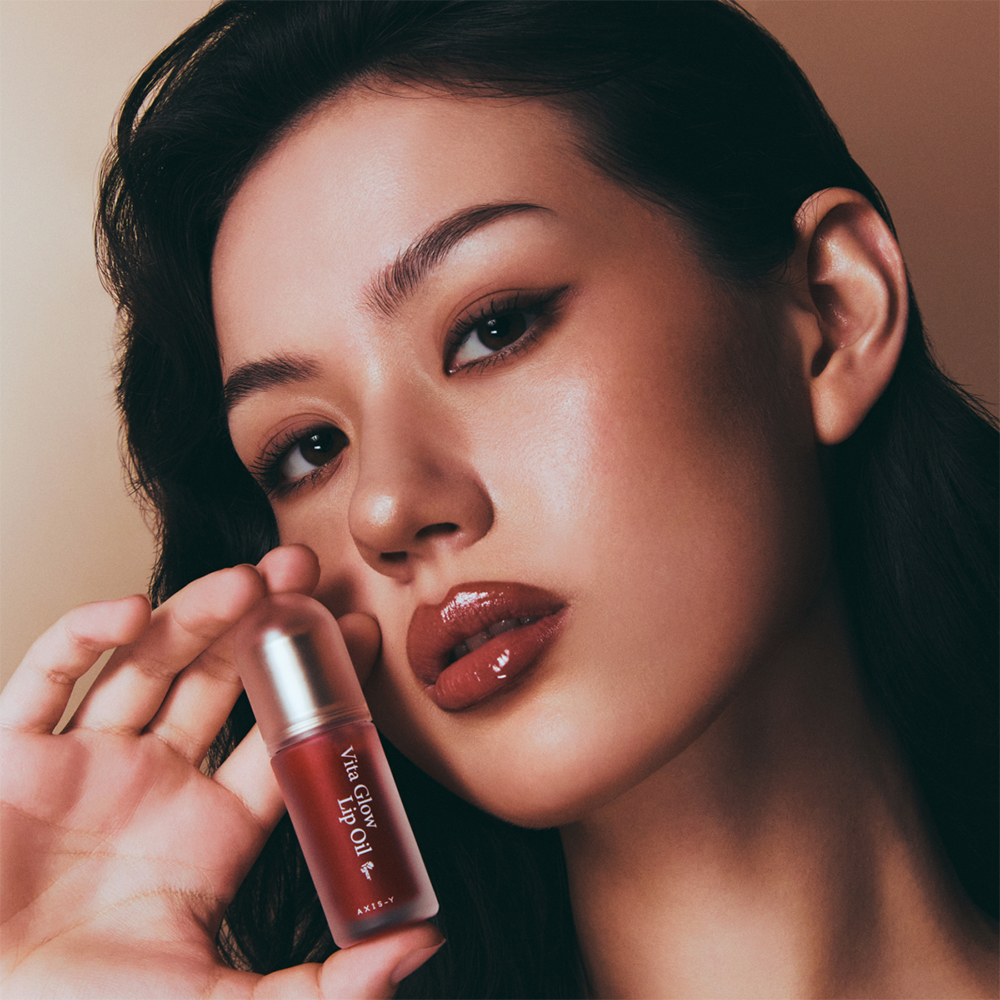 AXIS-Y Vita Glow Lip Oil - ulei de buze formulat cu extract de zmeura si vitamina E, care contribuie la mentinerea hidratarii si la mentinerea confortului zilnic - Chilled Berry