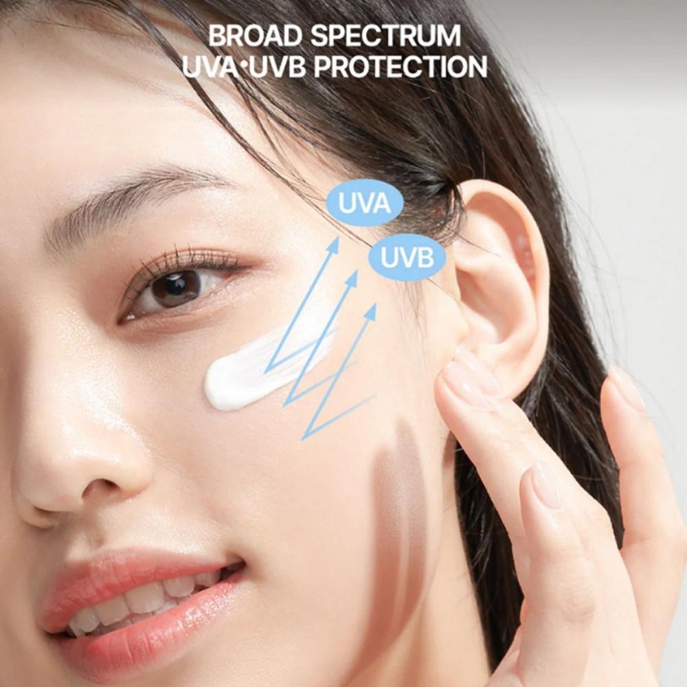 JUMISO Waterfull Hyaluronic Acid Sunscreen SPF 50+ PA++++ - crema de fata formulata cu acid hialuronic si niacinamida, care contribuie la hidratarea pielii si la metinerea confortului cutanat - 50 ml