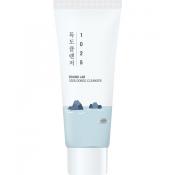 ROUND LAB 1025 Dokdo Cleanser, 40 ml - spuma de curatare formulata cu apa de mare adanca si pantenol, care contribuie la indepartarea excesului de sebum, impuritatilor si reziduurilor de machiaj si la mentinerea hidratarii pielii dupa spalare
