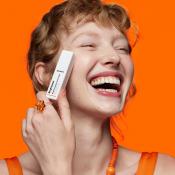 DR.JART+ Brightamin Brightening Eye Serum Stick  3.6 gr - ser de ochi formulat cu Vitamina C si Vitamina E, care contribuie la imbunatatirea luminozitatii pielii si la reducerea aspectului liniilor fine si al pungilor de sub ochi
