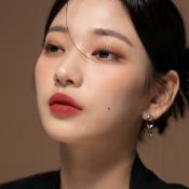 BLACK ROUGE Double Layer Over Velvet - luciu de buze formulat cu acid hialuronic si ulei de migdale dulci, care contribuie la hidratarea buzelor si la mentinerea confortului - 4.1gr - DL01 Salmon Layer