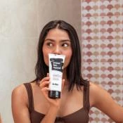 B.tan Erase Tan Repeat Gel de duș exfoliant pentru îndepărtarea autobronzantului, 236 ml