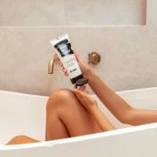 B.tan Erase Tan Repeat Gel de duș exfoliant pentru îndepărtarea autobronzantului, 236 ml