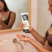 B.tan Erase Tan Repeat Gel de duș exfoliant pentru îndepărtarea autobronzantului, 236 ml