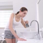 Aquapick AQ-230 Irigator Bucal Profesional Portabil – Duș Bucal Nr. 1 Mondial pentru Îngrijire Orală, culoare alb