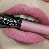 Bodyography Lip Lava – Ruj Lichid cu Finisaj Natural, Nuanța Au Naturel | Machiaj Profesional USA