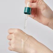 ROUND LAB Pine Calming Cica Ampoule 30 ml - Ser de fata formulat cu extract de Centella Asiatica si acid hialuronic, care contribuie la calmarea pielii sensibile si iritate, reducerea aspectului rosetii si la metinerea hidratarii