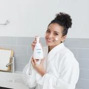 Spuma de curatare pentru piele sensibila si uscata 240 ml