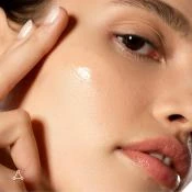 SPF TO GO - breloc auriu premium + Allies of Skin The One SPF 50 Invisible Sunscreen Gel Deluxe mini (20 ml) - editie limitata