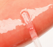 BANILA CO Volume Lip Plumper, Maxi Rosy - Luciu de buze formulat cu Vanillyl Butyl Ether si extract din radacina de Anemarrhena Asphodeloides, care contribuie la efectul de volum si la mentinerea confortului buzelor