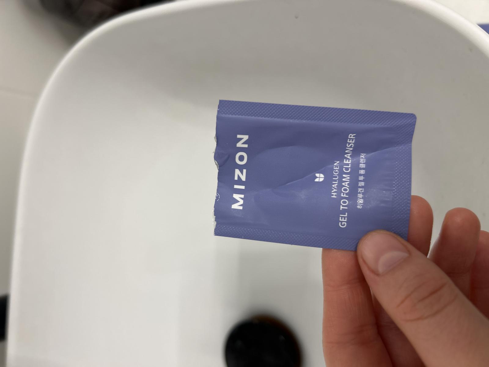 MIZON Hyalugen Gel to Foam Cleanser Spuma de curatare gel 100 ml